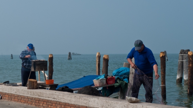 Pellestrina (laguna di Venezia): fishermen barbecuing breakfast