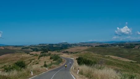cyclists on the road between Volterra and Siena