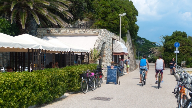 Seafront cafe on the Arenzano-Verrazze cycleway (Liguria)