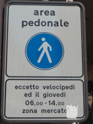 Sign for a pedestrian-only area — 'eccetto velocipedi' means that the ban on vehicles doesn't apply to bikes