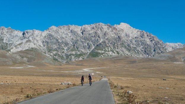 Cyclists in the Gran Sasso national park (Abruzzo) - Campo Imperatore