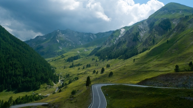 Cyclists descending from the Colle della Maddelena