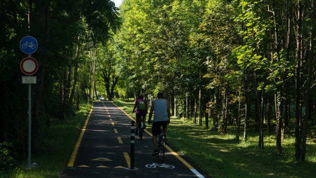 Cyclists on the cycleway between Venzone and Gemona del Friuli