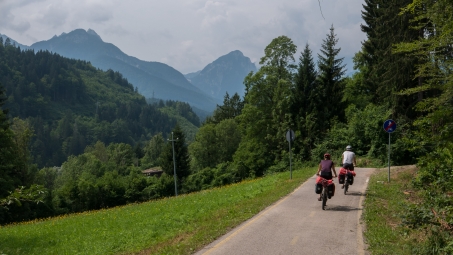 Cyclists on the Ciclovia Alpe-Adria Radweg (FVG1) near the Austrian border
