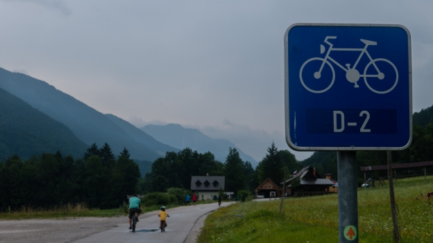 Cyclists on the D2 cycleway in Slovenija near Kranskja Gora