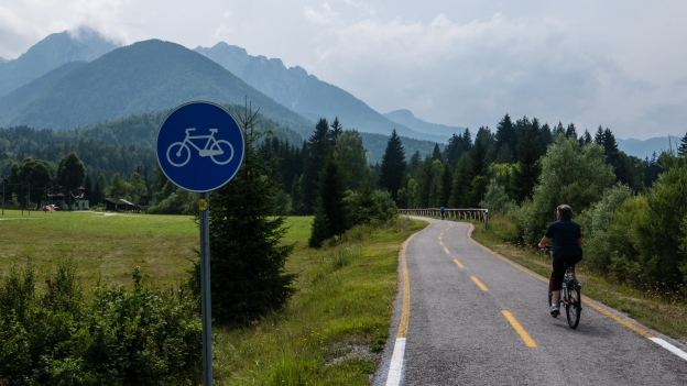 Cyclist on the FVG1A cycleway near the border with Slovenija