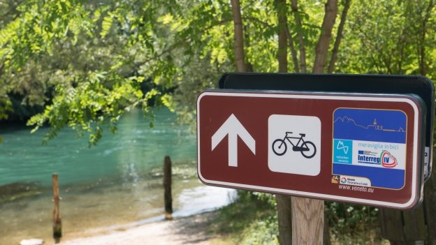 Sign for the München-Venezia cycle route on the River Sile