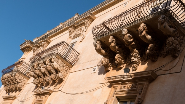 Noto: baroque stonework on the Palazzo Nicolaci