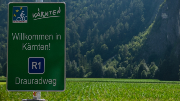 Sign on the Drauradweg Welcome to Kärnten (Carinthia)
