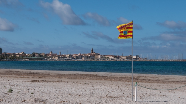 Flag on the beach at Alghero (L'Alguer). The flag reads 'Pais Catala di Sardenya'