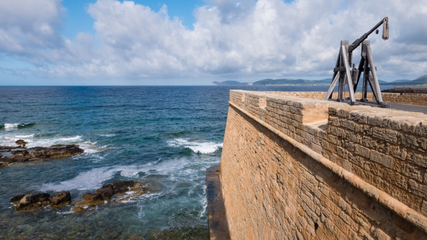 Alghero: catapult on the Bastioni Marco Polo. On the horizon is the Capo Caccia.
