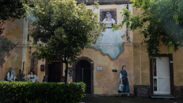 Mural in Tinnura - 'Caminzende sa die ..' by Pina Monne