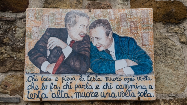 Mural of Paolo Borsellino and Giovanni Falcone. Translation of the text: 'those who keep quiet, and bow their heads, die every time that they do it: whoever talks and walks with their head held high dies only once'.