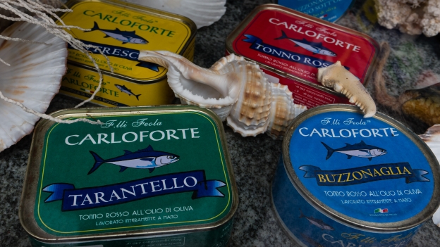 Carloforte: tuna products on display in the Fratelli Feola pescheria