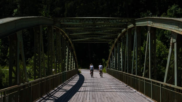 Cyclists crossing the Pontlatzer brücke near Prutz
