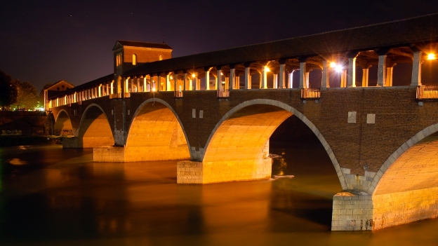 Pavia's Ponte Coperto by night