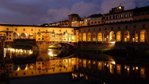 Firenze - the Ponte Vecchio at dusk.