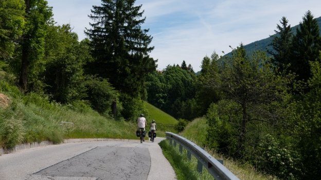 Cyclists on the München-Venezia cycle route near Schönberg im Stubaital