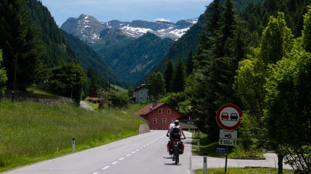 Cyclist on the München-Venezia cycle route near Gries am Brenner