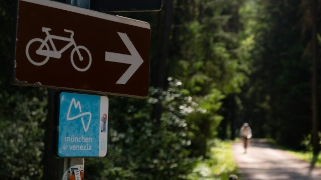 Route marker on the München-Venezia cycle route