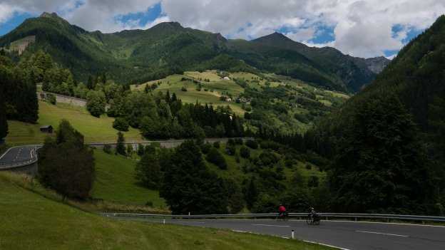Cyclists on the Ciclovia Alpe-Adria Radweg descending from Mallnitz to Obervellach
