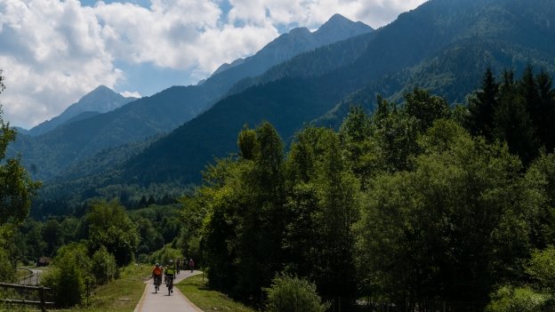 Cyclists on the FVG1 near Bagni di Lusnizza