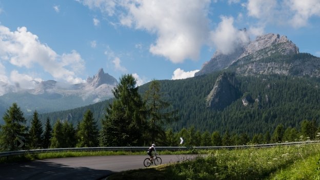 Cyclist on the road to the Passo Falzarego